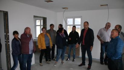 Bild: sne
Bürgermeister Thorsten Hallmann führt Gemeinderat und Bürger durch den alten Pfarrhof.