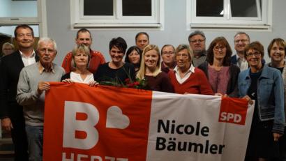 Bild: du
Die Schirmitzer Genossen, eingerahmt von MdB Uli Grötsch (links) und MdL Anette Karl (rechts) freuen sich über die einstimmige Nominierung von Nicole Bäumler (vorne, Mitte) zur Bürgermeisterkandidatin und überreichen ihr als Überraschung ein Fahnentuch mit Werbeslogans.