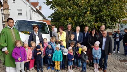 Bild: hzi
Die Freude über den neuen Kindergartenbus ist groß, wie sich auch bei der Segnung zeigt. Im Bild unter anderem (von links) Pater Samuel Patton, die Fahrerinnen Gerlinde Stopfer und Marion Eschenweck sowie Bürgermeister Jürgen Kürziger (Vierter von rechts) und Kirchenpfleger Georg Schraml (rechts).