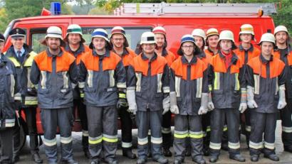 Bild: sche
Zwei Löschgruppen der Feuerwehr Aschach nach bestandener Leistungsprüfung mit (von links) 2. Kommandant Stefan Müllner, Kreisbrandinspekor Hubert Blödt, Kreisbrandmeister Dominik Ernst und 2. Bürgermeister Franz Weiß (rechts).