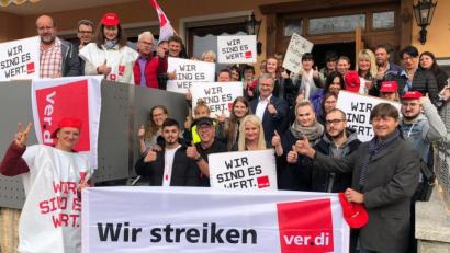 Bild: exb
Beschäftigte aus ganz Ostbayern legten am Freitag ihre Arbeit nieder, um ihren Forderungen Nachdruck zu verleihen.