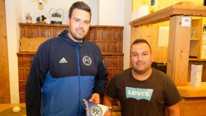 Bild: do
Mit Überreichung des Vereinswimpels durch Vorsitzenden Bastian Dötsch (li) gehört der neue Vereinswirt Leonhardo Pascale zur FC-Familie.