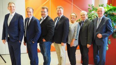 Bild: Bühner
Referententeam und Veranstalter am Organspendetag sind (von links) Dr. Thomas Egginger, Ärztlicher Direktor Kliniken Nordoberpfalz; Prof. Thomas Bschleipfer; Transplantationsbeauftragter Arzt Andreas Faltlhauser; Professor Bernhard Banas, Präsident der Deutschen Gesellschaft für Transplantationsmedizin; Dr. Jutta Weiß von der Stiftung Organtransplantation; Dr. Manfred Hausel, Vorsitzender des Ethikkomitees der Klinken Nordoberpfalz und Dr. Hans Neft vom Bayrischen Gesundheitsministerium.