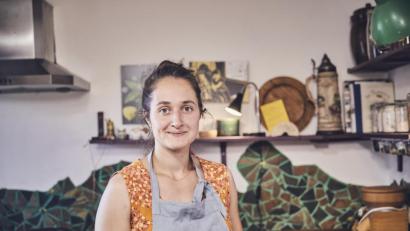 Bild: BR/megaherz gmbh/Philipp Thurmaier
Schirin Oeding in der Küche.