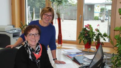 Bild: Susanne Forster
Schulleiterin Irmgard Wittmann (rechts) mit Sekretärin Lisa Krottenthaler, die sich in ihren wohlverdienten Ruhestand verabschiedet.