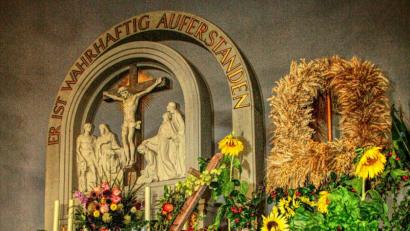 Bild: Jochen Neumann
Die katholische und evangelische Pfarrei feiern am morgigen Sonntag Gottesdienste zum Erntedankfest. Auf dem Bild ein Erntealtar in der Martin-Luther-Kirche.
