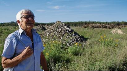 Bild: jrh
Kein Riesenmaulwurf hat diesen Haufen im Staatswald hinterlassen: Die erste der Wurzeln einiger Hektar Wald, wo die Gemeinde Ebermannsdorf vergeblich auf eine Ansiedlung Siemens hoffte. Peter Zahn, Chef des Bund Naturschutzes Amberg-Sulzbach fordert mehr Zurückhaltung beim Flächenverbrauch.