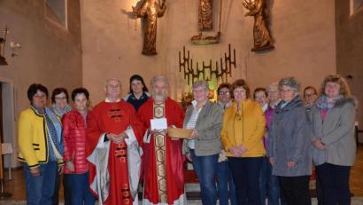 Bild: gi
Der Frauenbund mit Vorsitzender Angela Striegl überreicht an Pater Ferdinand nach der Monatsmesse in der Pfarrkirche eine Spende für seine Arbeit im Kongo.