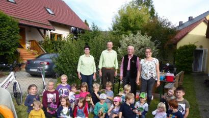Bild: di
Zum Zucchini-Wettbewerb liefern die Kinder stattliches Gemüse ab.