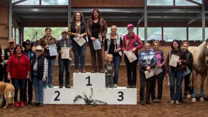 Bild: R. Kreuzer
Beim Trail auf dem Platz müssen Reiter und Pferde zahlreiche Übungen absolvieren. Die Sieger freuen sich über ihre Platzierung.