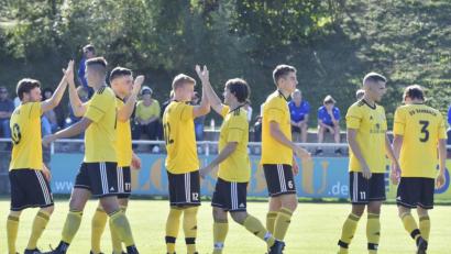 Bild: Ziegler
Einmal abklatschen und dann gegen den Landesliga-Absteiger: Der SV Hahnbach ist gerüstet für die Partie gegen den SV Etzenricht.