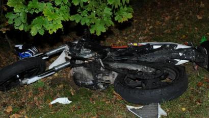 Bild: gf
Auf der B 14 starb am Donnerstagabend der Fahrer dieses Kleinkraftrades. Er wurde nach einer Panne von einem VW Golf erfasst und tödlich verletzt.