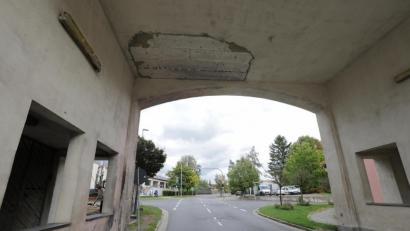 Bild: Wolfgang Steinbacher
Die B 14 führt durch das Obere Tor in Hahnbach. Täglich passieren es rund 8000 bis 10 000 Fahrzeuge. Ende Mai war ein amerikanischer Soldat mit seinem Wagen dagegengeknallt, jetzt werden die dadurch verursachten Schäden beseitigt. Die Regulierung übernimmt die Brandversicherung des Marktes Hahnbach.