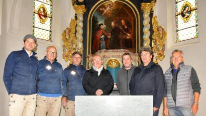 Bild: es
Der neue Volksaltar steht in der Wallfahrtskirche "St.Jodok". Kirchenpfleger Hans Maier, Architekt Hubert Liebl, Künstler Tom Kristen, Pfarrer Wilhelm Bauer und Mitarbeiter des Steinmetzbetriebs (von rechts) freuen sich über das gelungene Werk.
