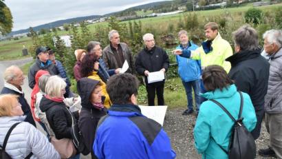 Bild: hcz
Abteilungsleiter Andreas Ettl (hinten rechts) erläuterte den Genossen die Baumassnahme des Wasserwirschaftsamts.