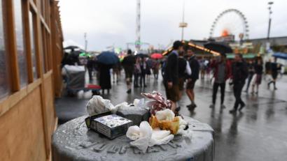 Bild: Felix Hörhager
1729 Tonnen Müll sammelte sich im vergangenen Jahr auf der Wiesn an - darunter allein über 500 Tonnen Speisereste samt abgenagter Hähnchenknochen. Jetzt gibt es eine neue Strategie zur Müllvermeidung.