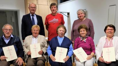 Bild: wlr
Das sind voraussichtlich die letzten Ehrungen beim Etzenrichter KAB-Ortsverband. Pfarrer Heribert Englhard ehrte mit Kreisvorsitzendem Georg Schreglmann und Petra Dötsch (hinten, von links) mit Ehrennadeln (sitzend, von links) Andreas Ott, Gretl Windisch, Anna Kick, Ida Ott und Else Geier.