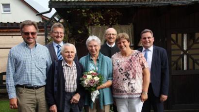 Bild: frd
Auf 60 Jahre Ehejahre blicken Maria und Franz Baier (Mitte) zurück, als sie diamantene Hochzeit feiern. Erste Gratulanten waren Sohn Franz (links) und Schwiegertochter Sabine. Glückwünsche von Pfarrer und Gemeinde überbrachten (hinten, von rechts) Bürgermeister Norbert Eckl, Pfarrer Herbert Rösl und Dritter Bürgermeister Adolf Hammer.