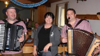 Bild: kro
Das Duo "Andi und Tom" sorgetefür die musikalische Stimmung. Darüber freute sich auch Vorsitzende Heike Suchanek.