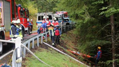 Bild: bsc
„Verkehrsunfall mit zwei eingeklemmten Personen in unwegsamem Gelände“, lautete die Ausgangslage bei einer groß angelegten Übung von Feuerwehren und Bergwacht.