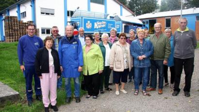 Bild: wro
Empfangen und durch den Betrieb geleitet wurde die Bädergruppe der Wiesauer Senioren um Irmgard Hegen (Sechste von links) von Michael Seitz, Irene Büttner und Manfred Beer (vorne von links).