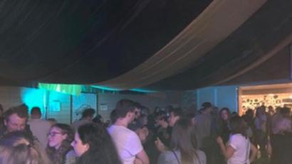 Bild: gi
Zum zweiten Mal stieg die legendäre Party „La Fête – Revival“ bei der SpVgg in der Turnhalle.