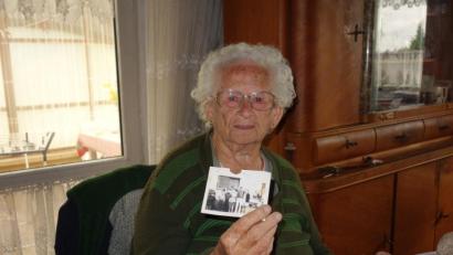 Bild: fjo
Dutzende Male fotografierte Betty Wölfel den in der Nacht zum Mittwoch verstorbenen Karel Gott. Eines der ersten Fotos bewahrt sie noch immer in ihrem Küchenbüfett auf.