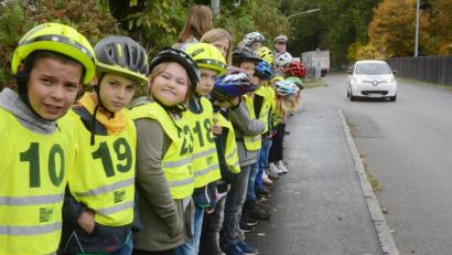 Bild: Gabi Schönberger
Der Diesel-Brummer-Bus der Polizei zieht die Blicke auf sich. Dabei nähert sich die Gefahr lautlos von hinten: Das weiße E-Mobil des Landratsamtes Neustadt/WN saust heran.