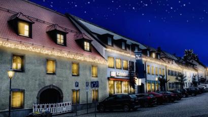 Bild: exb
So soll der Luitpoldplatz heuer in der Weihnachtszeit aussehen; der Marktrat hat eine Erweiterung der Weihnachtsbeleuchtung beschlossen.