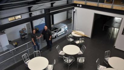 Bild: Sonja Kaute
In diesem Café soll es künftig alles andere als gemütlich zugehen. Rettungskräfte werden dort bald schon üben, was zu tun ist, sollte inmitten von Cappuccinotrinkern und Flaneuren ein Attentäter eine Bombe zünden oder um sich schießen. Die Fäden für solche Szenarien laufen bei Daniel Pröbstl (links) und Thomas Haas zusammen.