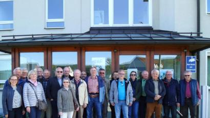 Bild: fjo
Hans Klug (Dritter von rechts) aus Moosbach organisiert ein Treffen ehemaliger Bediensteter der einstigen Grenzpolizeiinspektion Waidhaus (im Hintergrund).
