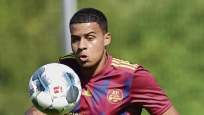 Bild: Alfred Schwarzmeier
Der Ettmannsdorfer Leon Brandl (rechts) setzt sich hier gegen den Weidener Dominik Mandula durch. Das Spitzenspiel am Donnerstag endete 1:1. Am Sonntag empfängt die SpVgg SV Weiden den 1. FC Bad Kötzting, der vor der Saison als einer der Meisterschaftsanwärter gehandelt wurde.