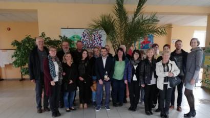 Bild: stn
Antrittsbesuch bei der Partnerschule in Tlucna ( Rektor Gerhard Steiner 3. von links und sein neuer Amtskollege Tomas Vavra ( vorne Mitte, mit Flasche Oberpfälzer Schnaps)