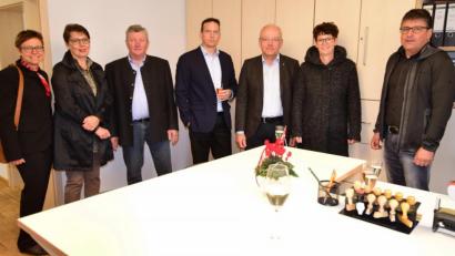 Bild: no
Verwaltungsangestellte Gerlinde Maderer (Zweite von links) stellt den Gästen ihr helles, lichtdurchflutetes Büro vor.