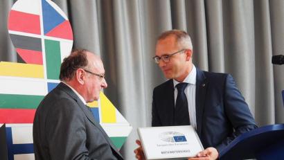 Bild: Bühner
Ernennung zur Botschafterschule des Europäischen Parlaments: Der Leiter des EU-Verbindungsbüros in München überreicht an Oberstudiendirektor Josef Weilhammer die Urkunde.