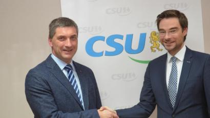 Bild: fz
Stephan Oetzinger gratulierte Markus Ziegler (von rechts) zu dem beeindruckenden Votum und sicherte ihm vollste Unterstützung zu.