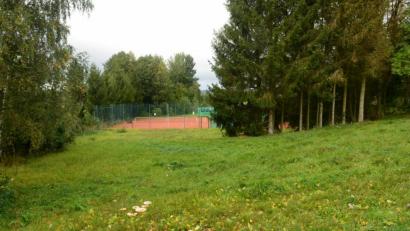 Bild: bey
In der leichten Senke oberhalb des Tennisgelände soll die Bade- und Spiellandschaft angelegt werden, weil daneben unmittelbar am Atzmannsee die notwendigen Einrichtungen wie Sanitäranlagen und Kiosk vorhanden sind und genutzt werden können.