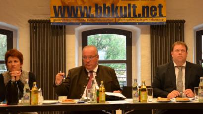 Bild: Picasa
Bezirkstagspräsident Franz Löffler bei seinem Eingangsstatement bei der 4. Sitzung des Kulturausschusses des Bezirkstags im Centrum Bavaria Bohemia (CeBB) in Schönsee. Links neben ihm die Leiterin CeBB, Veronika Hofinger, und rechts Tobias Appl, Bezirksheimatpfleger.