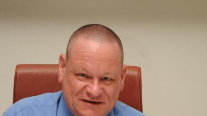 Archivbild: Stephan Huber
Stets mit Fliege und der Brille am Band. So kennen ihn die Weidener. Regierungsbaumeister Hansjörg Bohm ist sei Anfang August Baudezernent und Wirtschaftsförderer im Landkreis Havelland (Brandenburg).