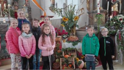 Engagiert gestalteten Kinder den Familiengottesdienst mit, der unter dem Motto vom "ganz besonderem Haus" stand. Die KLFB gestaltete den Erntedankaltar.