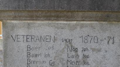 Bild: bey
Im Sockel des Kriegerdenkmals unterhalb dem "Seppl", der Figur, sind die Namen der Veteranen in den Stein gemeißelt. Beim Abschleifen der Platten würde diese historische Schrift verloren gehen und müsste mit einer Schablone neu geschrieben werden.