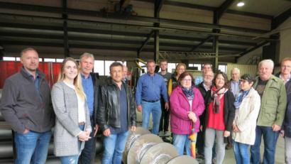 Bild: exb
Besuchergruppe Mit Firmeninhaber (Bildmitte).