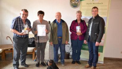 Bild: gi
Bürgermeister Hermann Ach (rechts) dankte den treuen Urlaubsgästen und überreicht an das Ehepaar Dieter und Marianne Seiler (links) den 200 Euro-Geldpreis.