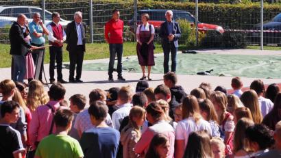 Bild: jpl
Neben zahlreichen Besuchern konnte Schulleiter Alexander Köstler (links) auch die Bürgermeister der Schulverbandsgemeinden sowie Schulrätin Martina Puff (Zweite von rechts) zur Feier begrüßen.