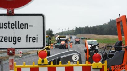 Bild: Gabi Schönberger
Auf der B 299 zwischen Pressath und Erbendorf wird fleißig gebaut. Das erste Teilstück bei Aschen- und Eppenhof ist ab Mitte Oktober fertig.