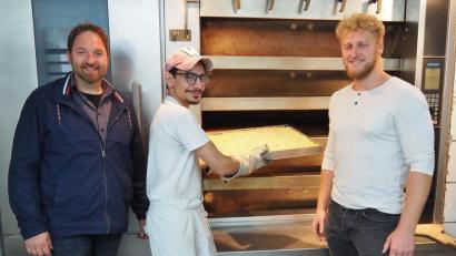 Bild: Bühner
Das Beispiel Ömer Mercan (Mitte) und Bäckermeister Christian Bachmann (rechts) sollte mehr Nachahmer finden, sagt Markus Fick vom Arbeitgeberservice der Arbeitsagentur Weiden.