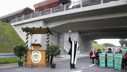 Bild: Hirsch
Kaplan Ulrich Eigendorf segnete die Trasse und die Brücke, über die eine Eisenbahnstrecke führt. Die Stadtkapelle Nittenau spielte auf der Straße.