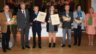 Bild: lk
Beim Erntedankempfang im Kultursaal wurden auch Ehrungen vorgenommen. Im Bild Benno Krottenthaler, Bürgermeister Lothar Müller, Hermann Riebl, Jasmin Schiener, Manfred Kopp, Tina Zeitler und die Ehrenamtsbeauftragte der Staatsregierung, Eva Gottstein (von links).