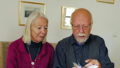 Bild: san
Maria-Elisabeth und Johannes Lösche blättern in einem Album mit Bildern ihrer ermordeten Tochter Sophia. Überwältigt sind sie nach wie vor von der großen Anzahl der Menschen, die nach dem spurlosen Verschwinden ihrer Tochter unermüdlich nach der 28-Jährigen suchten und von denen viele während der Hauptverhandlung gegen Sophias Mörder Boujemaa L. im Gerichtssaal saßen. „Das sind ganz wunderbare Menschen“, sagen sie.