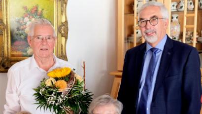 Bild: Picasa
Bürgermeister Manfred Rodde (rechts) gehörte auch zu den zahlreichen Gratulanten, die Bäckermeister Georg Lindner gratulierten. Ehefrau Gertrud und Enkel Philipp wünschten dem Ehemann und Opa nur das Beste zum Ehrentag.